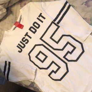 NIKE LOGO TEE